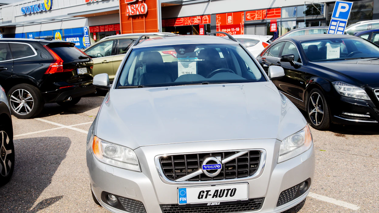 Käytettyjä Volvoja on tuotu Ruotsista Suomeen edullisen kruunun kurssin ansiosta.