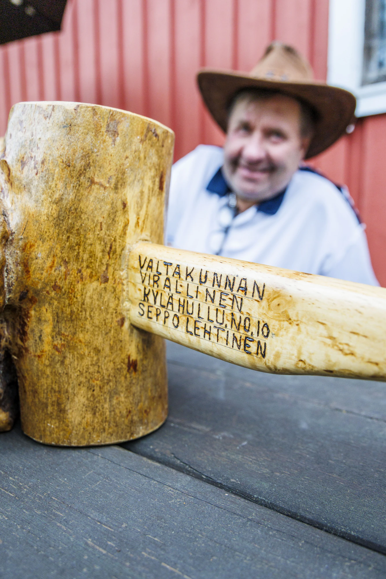 Nuija muistuttaa Lehtistä valtakunnan virallisen kylähullun nimityksestä vuodelta 2009.
