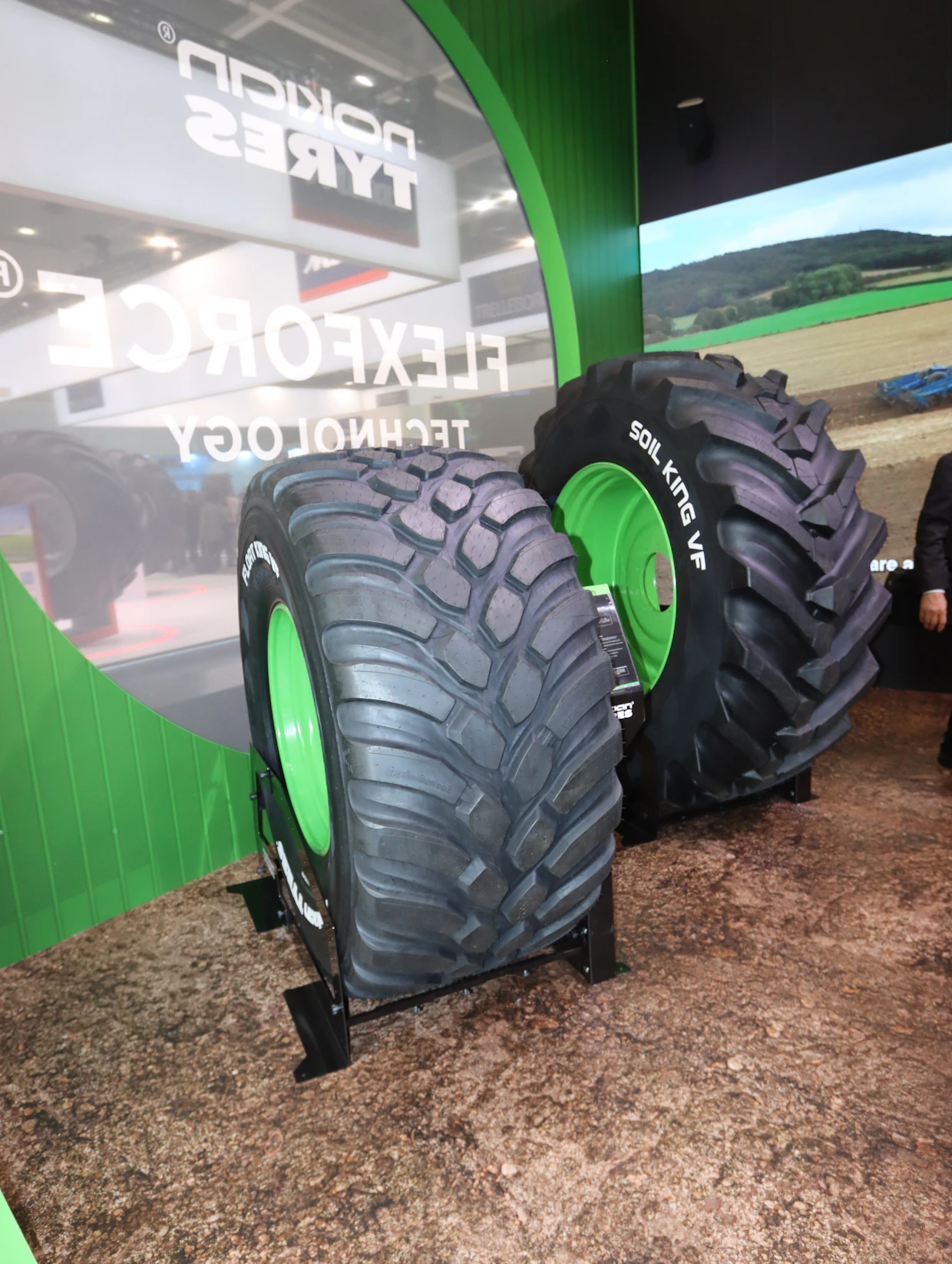 Uusi Nokian Float King VF on tarkoitettu raskaisiin perävaunuihin ja levittimiin, joita käytetään pehmeissä olosuhteissa ja maantiellä. Joustava rakenne kantaa hyvin ja pintakuvio varmistaa renkaan pyörimisen.