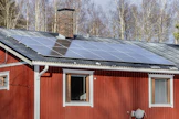 Aurinkopaneelien omistajille kaupitellaan akustoja lisätulojen hankkimiseksi. Kuvituskuva ei liity tapaukseen.