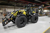 LMCE Group on osa Summa Defence Oy:tä. Lännen Tractorsin kokoonpanolinjalla on neljä vaihetta, ja linjan läpikäynti vie aikaa noin neljä viikkoa. Tämä varusteltu Lännen-yhdistelmäkaivinkone valmistui juuri vierailupäivän jälkeisenä päivänä, ja se toimitettiin ostajalleen.