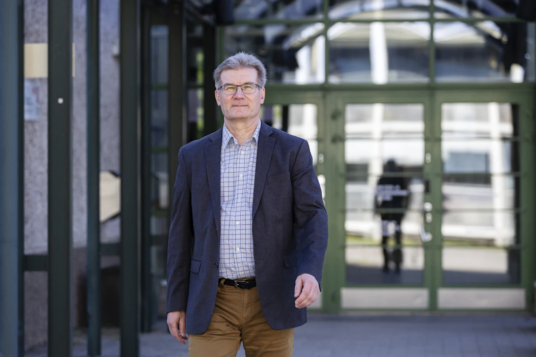Katoavatko perintöriidat paperipinojen mukana? Eivät, mutta ehkä vähenevät, sanoo johtaja Hannu Mäkelä Digi- ja väestötietovirastosta. Kaikilla osakkailla tulee jatkossa olemaan yhtäläinen näkymä asiakirjoihin ja sähköiseen perukirjaan. TIMO HEIKKALA / LEHTIKUVA / STR.