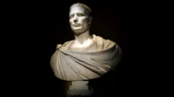 Antiikin tutkijoiden suosikkiesitys Julius Caesarista on 20 vuotta sitten ilmestynyt HBO:n Rooma-sarja. ”Todenmakuisessa televisiosarjassa on tavoitettu hyvin antiikin ajan tunnelma”, Maria Jokela kehuu.