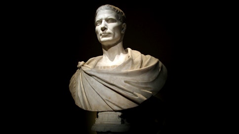 Antiikin tutkijoiden suosikkiesitys Julius Caesarista on 20 vuotta sitten ilmestynyt HBO:n Rooma-sarja. ”Todenmakuisessa televisiosarjassa on tavoitettu hyvin antiikin ajan tunnelma”, Maria Jokela kehuu.