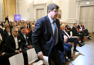 Työministeri Arto Satonen (kok.) koolle kutsumaan seminaariin osallistui edustajia kaikista Suomessa työehtosopimuksia neuvottelevista työnantaja- ja työntekijäjärjestöistä. 