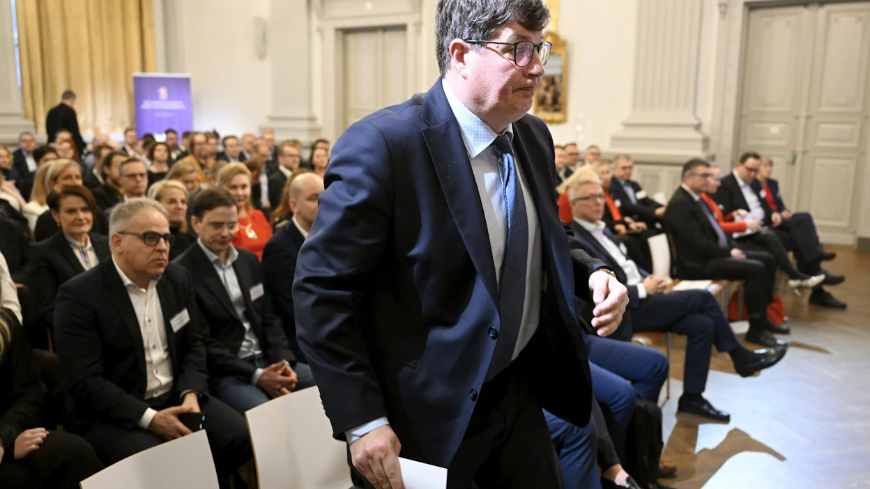 Työministeri Arto Satonen (kok.) koolle kutsumaan seminaariin osallistui edustajia kaikista Suomessa työehtosopimuksia neuvottelevista työnantaja- ja työntekijäjärjestöistä.