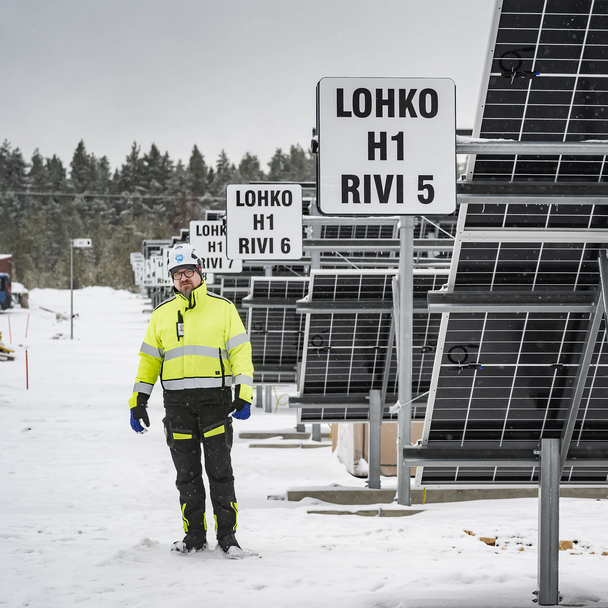 EPV Energian työmaapäällikkö Raimo Wegelius sanoo Heininevan jättimäisen aurinkovoimahankkeen olevan aikataulussaan.