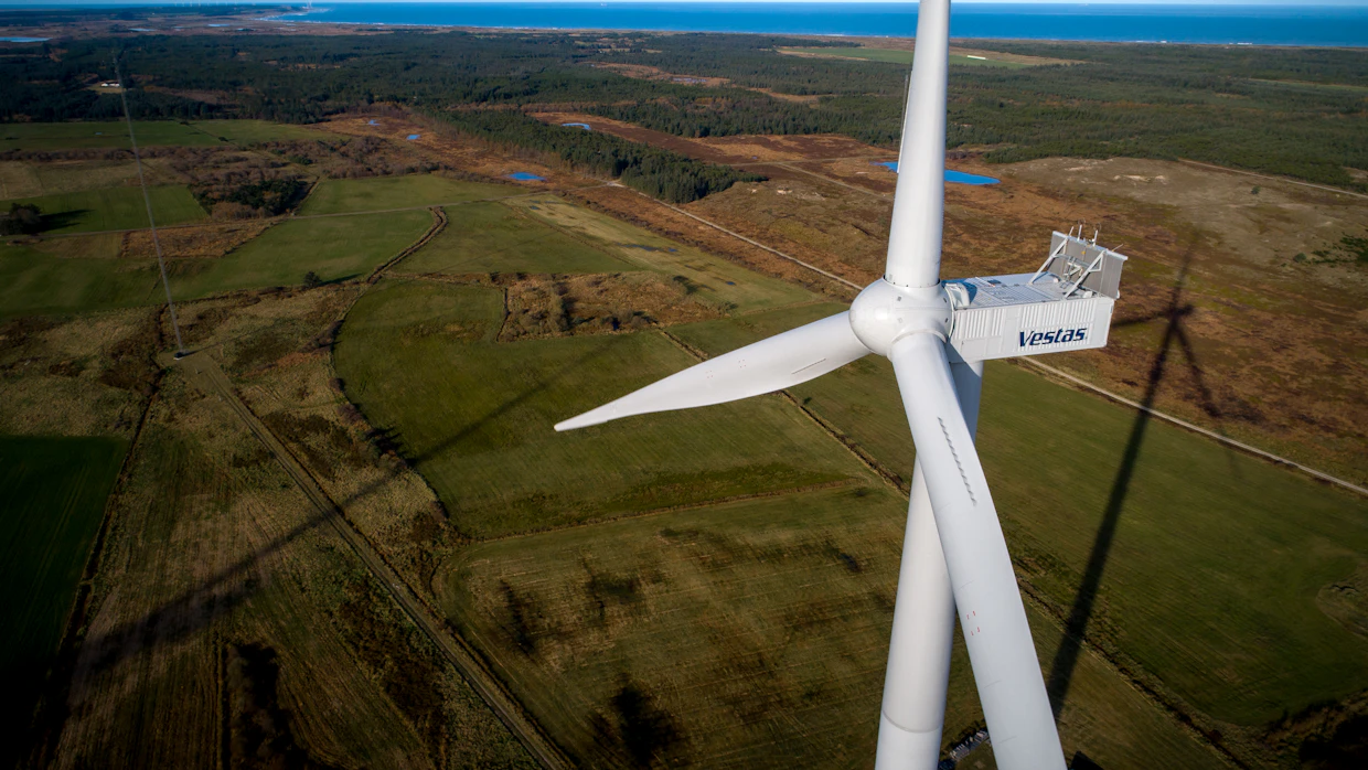 Mustanmeren läheisyyteen on valmistunut 13 Vestaksen V162 6.0MW tuulimyllyä. Puiston toinen laajennus valmistuu vuoden 2026 lopussa, joilloin kyseisiä tuulimyllyjä on yhteensä 83 kappaletta. Kuvassa Vestaksen samaa kokoluokkaa oleva V172 7.2MW tuulimylly. Kuvituskuva Tanskasta.