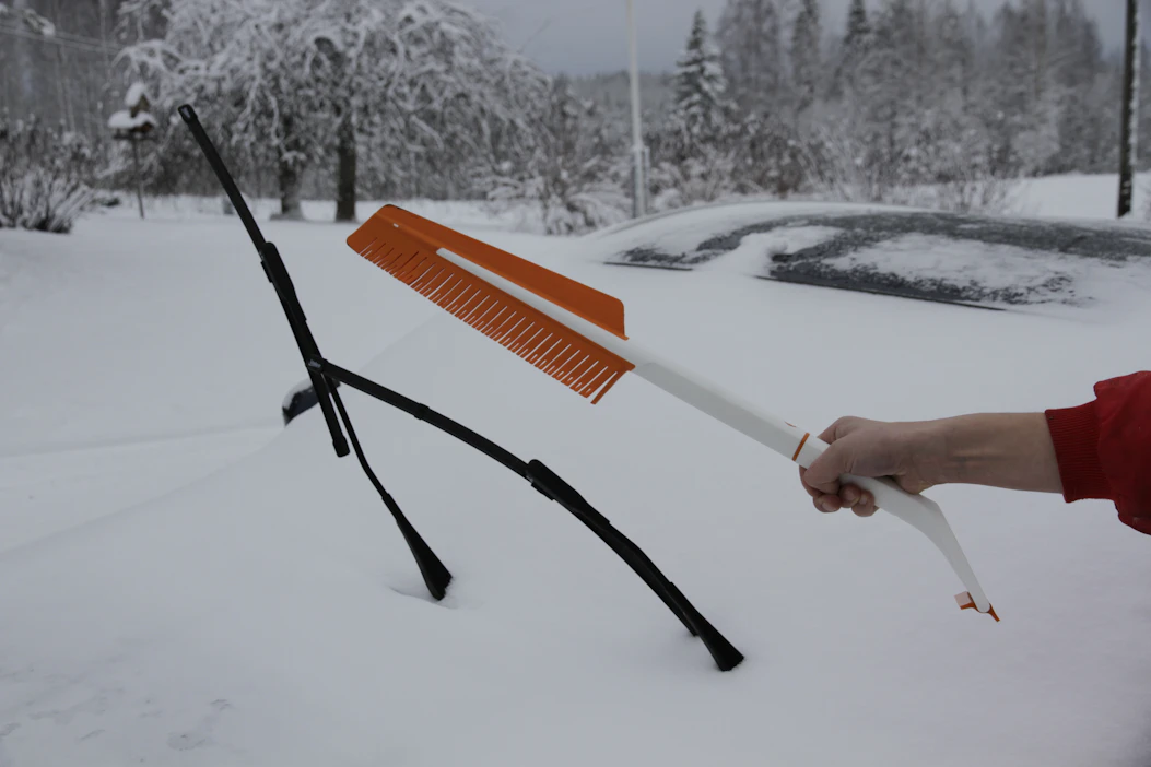 Lumiharja, skrapa ja lämmitysjohto kannattaa kaivaa takaisin käyttöön, jos on ehtinyt jo varastoida ne.