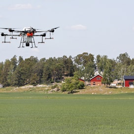 Uudet teknologiat voivat mullistaa niin maatalouden kuin metsätaloudenkin. Kuvassa drone tarkkailee tuholaisvioituksia pellolla. Kuvituskuva.