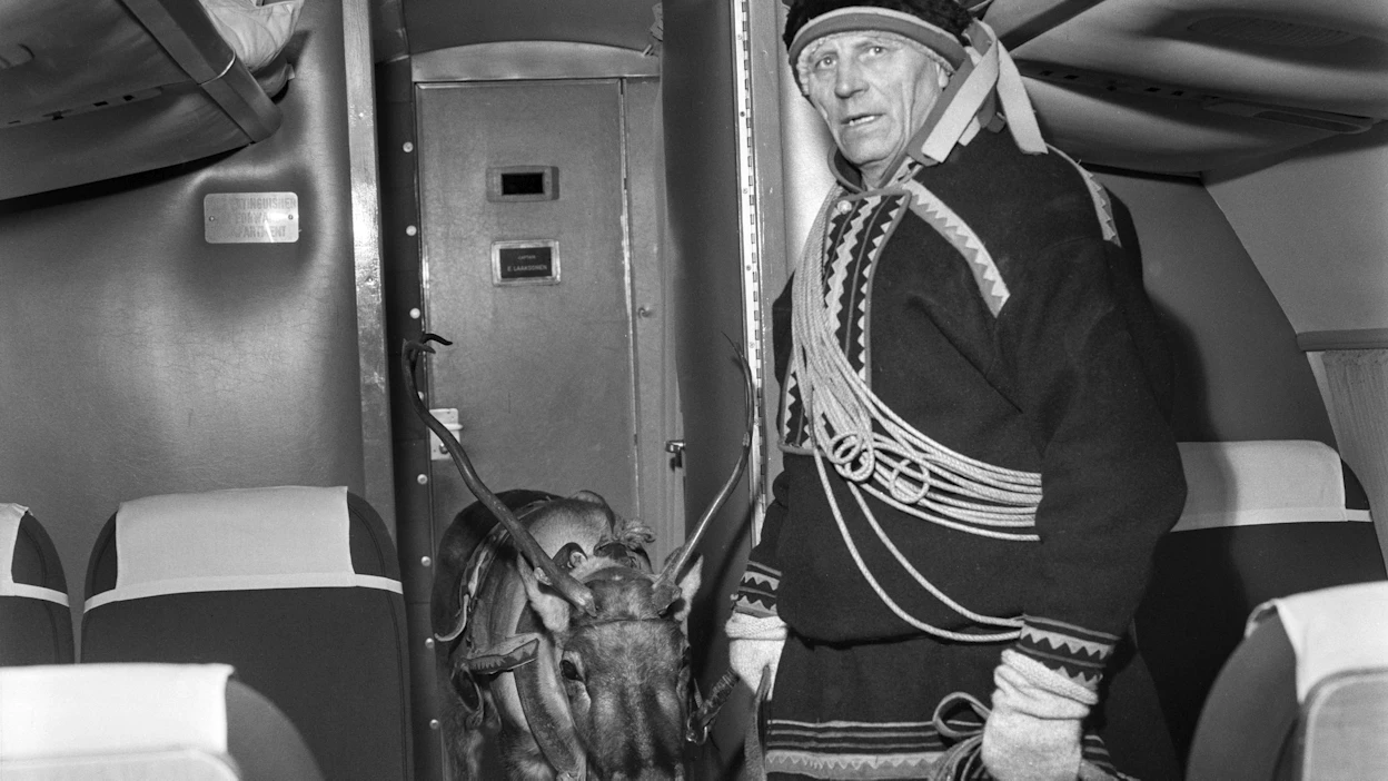 Poro tuotiin lentokoneeseen Aero Oy:n ulkomaanlentojen mainoskuvauksissa vuonna 1962. Aero Oy käytti tuolloin Finnair-nimeä Suomen ulkopuolella.
