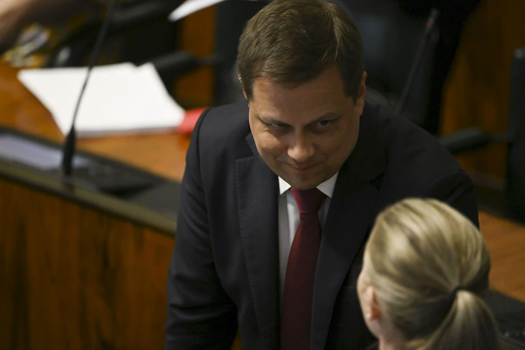 Epäluottamusta Vilhelm Junnilalle (ps.) esitti vihreän eduskuntaryhmän puolesta edustaja Hanna Holopainen, jonka mukaan Junnilan äärioikeistokytkökset ovat olleet toistuvaa, järjestelmällistä ja toverillista yhteydenpitoa. LEHTIKUVA / Eeva-Maria Brotherus.