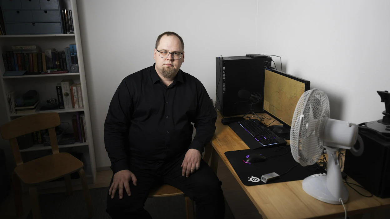 Pasi Paroinen on keskittynyt ensisijaisesti seuraamaan venäläisten ja ukrainalaisten yksiköiden sijainteja ja siirtoja. LEHTIKUVA / MATIAS HONKAMAA.