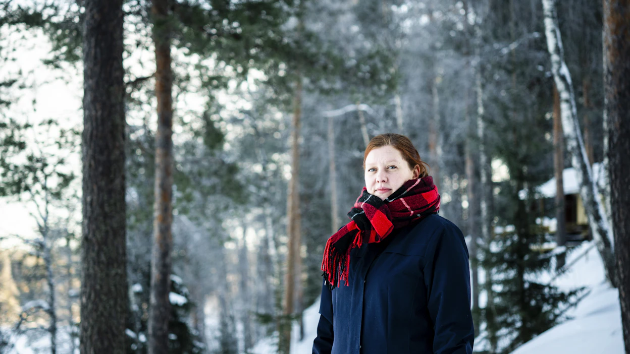 Kemijoen varressa asuva Katja Kärki on kotoisin Nurmeksesta. Kaksi hänen kolmesta romaanistaan sijoittuu Pohjois-Karjalaan.