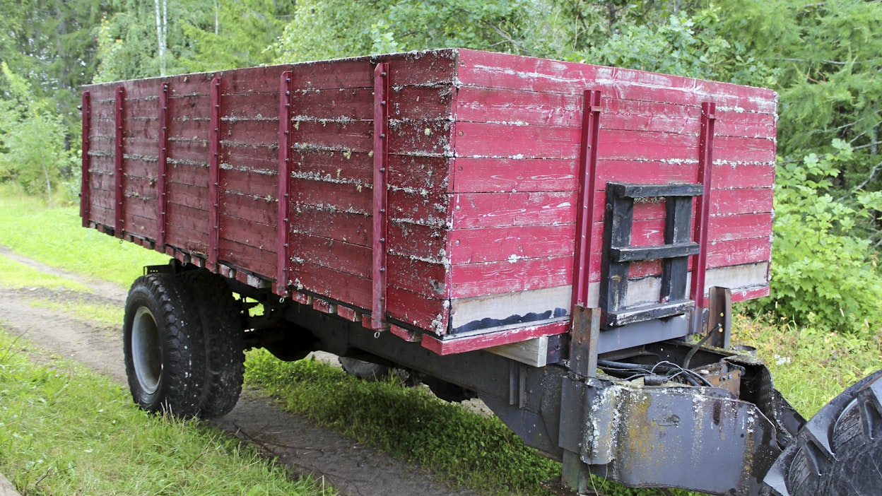 Parikymmentä vuotta sitten hetken mielijohteesta hankittua perävaunua käytettiin eräässä vaiheessa hyvinkin aktiivisesti viljan ajoon, mutta nyt se on päässyt käytön puutteessa rapistumaan. Perävedolla varustetun vaunun tekniikkaan eivät aika ja ulkosäilytys ole vaikuttaneet, joten ajatus sen käyttökunnostuksesta ei ollut täysin älytön.