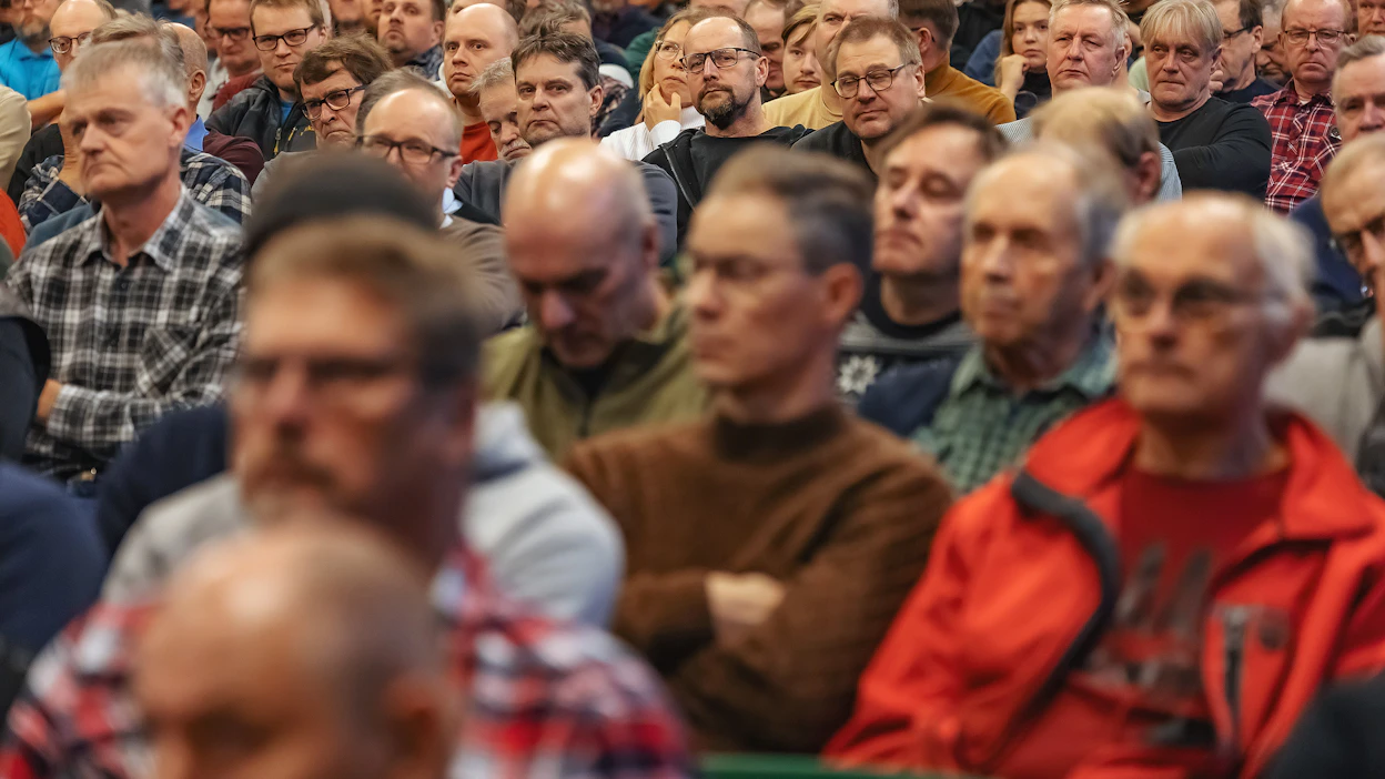 Kasvinviljelijöiden ahdinko veti sali täyteen Teeriharjun ensimmäisessä kriisikokouksessa.