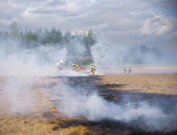 Pohjois-Savon pelastuslaitos järjesti viime vuonna maastopaloharjoituksen pellolla Siilijärvellä. Navakka tuuli levitti tulta vauhdilla.