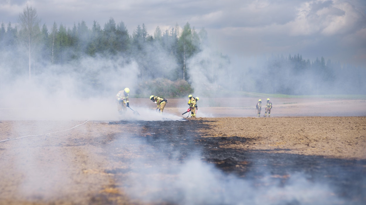 Pohjois-Savon pelastuslaitos järjesti viime vuonna maastopaloharjoituksen pellolla Siilijärvellä. Navakka tuuli levitti tulta vauhdilla.