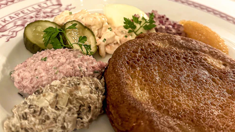 Blinien kylkeen sopii esimerkiksi sienisalaatti, suolakurkku, ravut, mäti, punasipuli ja smetana. Kuvituskuva.