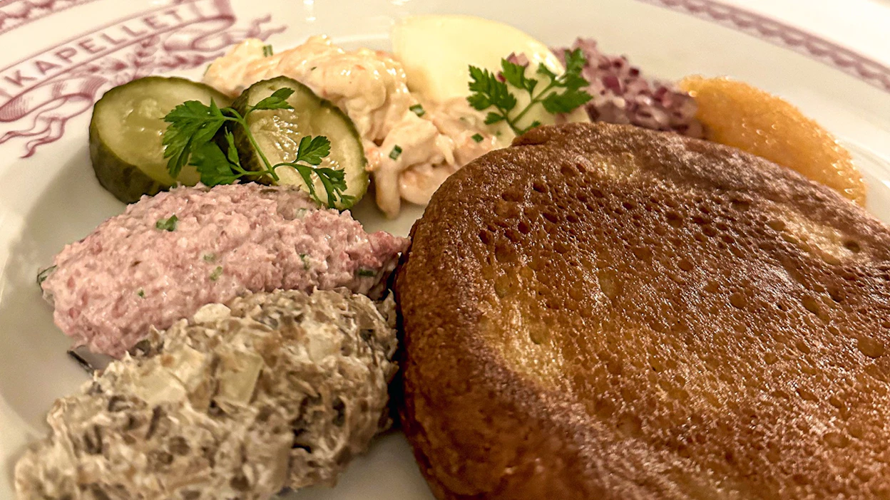Blinien kylkeen sopii esimerkiksi sienisalaatti, suolakurkku, ravut, mäti, punasipuli ja smetana. Kuvituskuva.