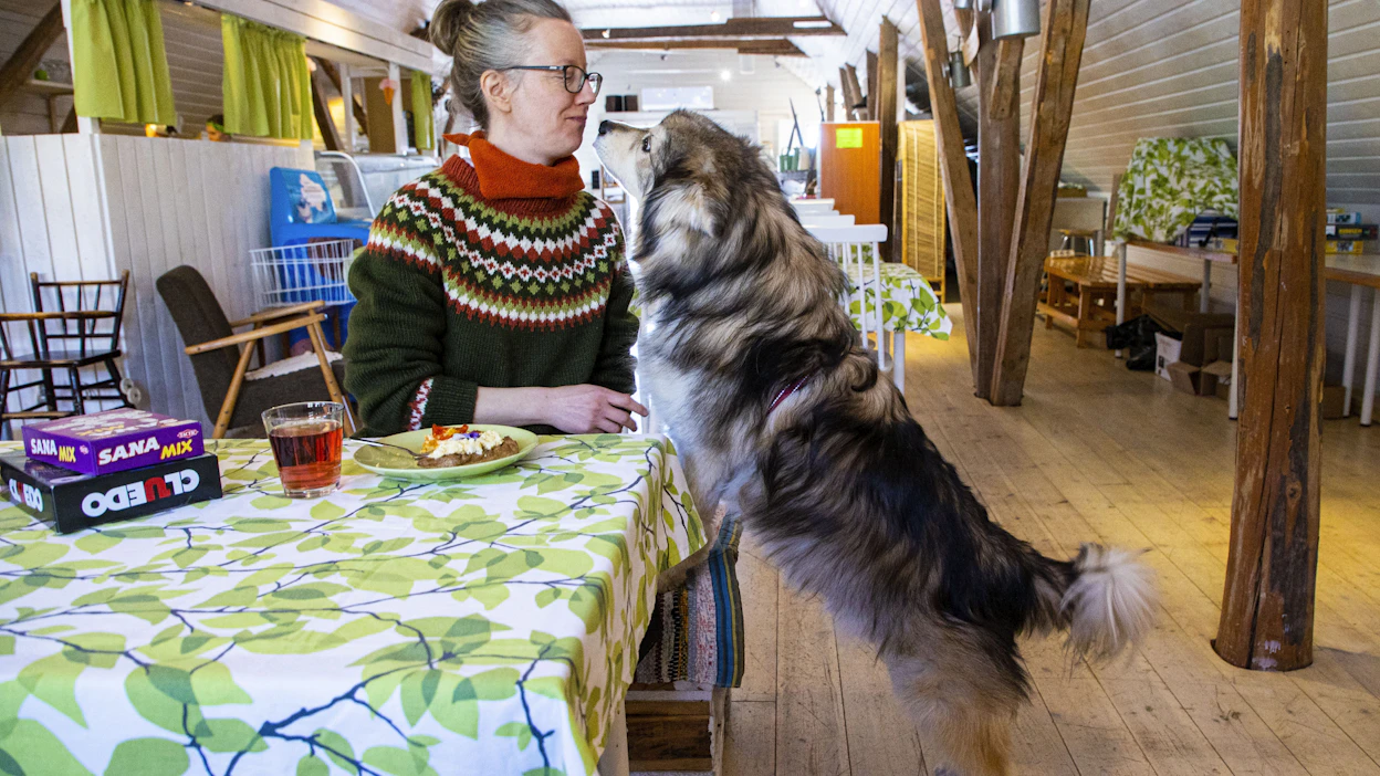 Yrittäjä Tea Pihkoluoma piti kahvitauon maalaiskahvila Viljamin Vintissä. Tapsu-koira saa olla vapaana kahvilassa, mutta ei saa kerjätä makupaloja asiakkailta. Kahvilaan ovat tervetulleita myös koirat