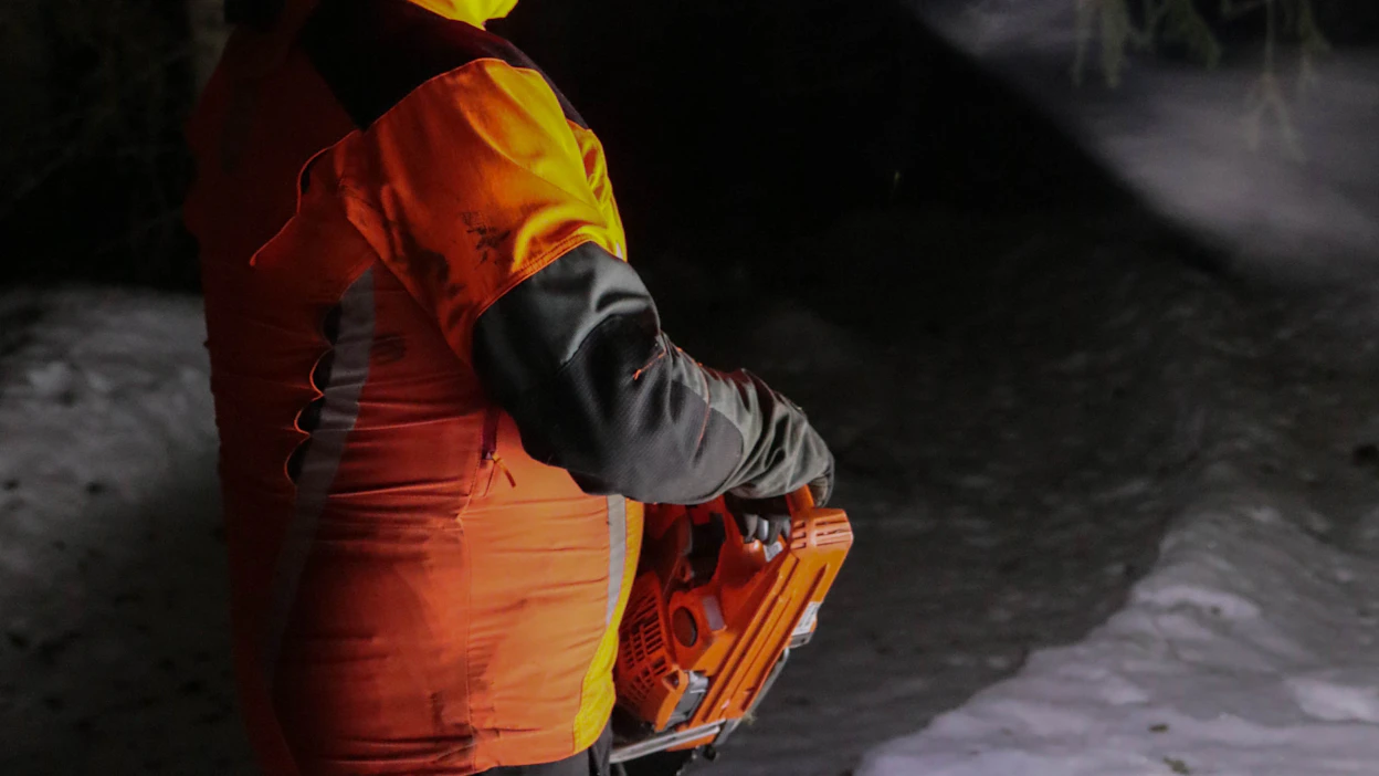 Syksyllä ja talvella metsässä työskentelyaikaa voi jatkaa kypärään kiinnitetyllä työvalolla. Husqvarna tarjoaa omaan Technical-kypäräänsä tehokasta HL 1200 -kypärävalosarjaa.