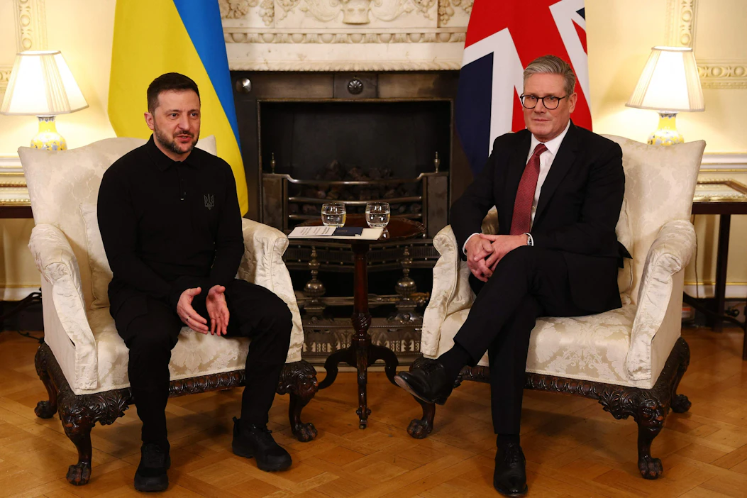 Britannian pääministeri Keir Strarmer tapasi ennen sunnuntain kokousta Ukrainan presidentti Volodymyr Zelenskyin lauantaina. LEHTIKUVA / AFP .
