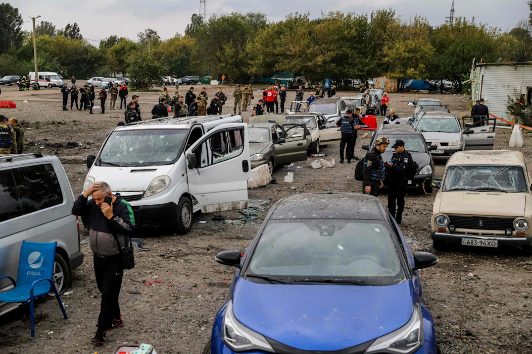 Viranomaisten mukaan 25 siviiliä kuoli perjantaina Zaporizhzhjassa Venäjän ohjusten osuttua markkinapaikalle, jonne saattue oli pysähtynyt. LEHTIKUVA / AFP.