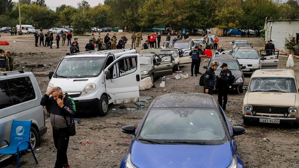 Viranomaisten mukaan 25 siviiliä kuoli perjantaina Zaporizhzhjassa Venäjän ohjusten osuttua markkinapaikalle, jonne saattue oli pysähtynyt. LEHTIKUVA / AFP. 