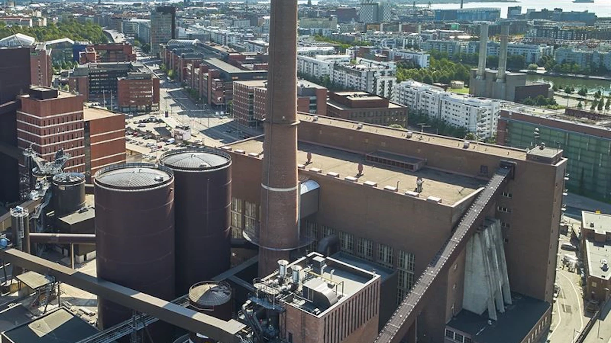 Helenin tavoitteena on hiilineutraali energiantuotanto vuonna 2030. Osana tätä muutosta Helsingin Salmisaaren A-voimalaitoksella tulee mahdolliseksi puupellettien poltto.