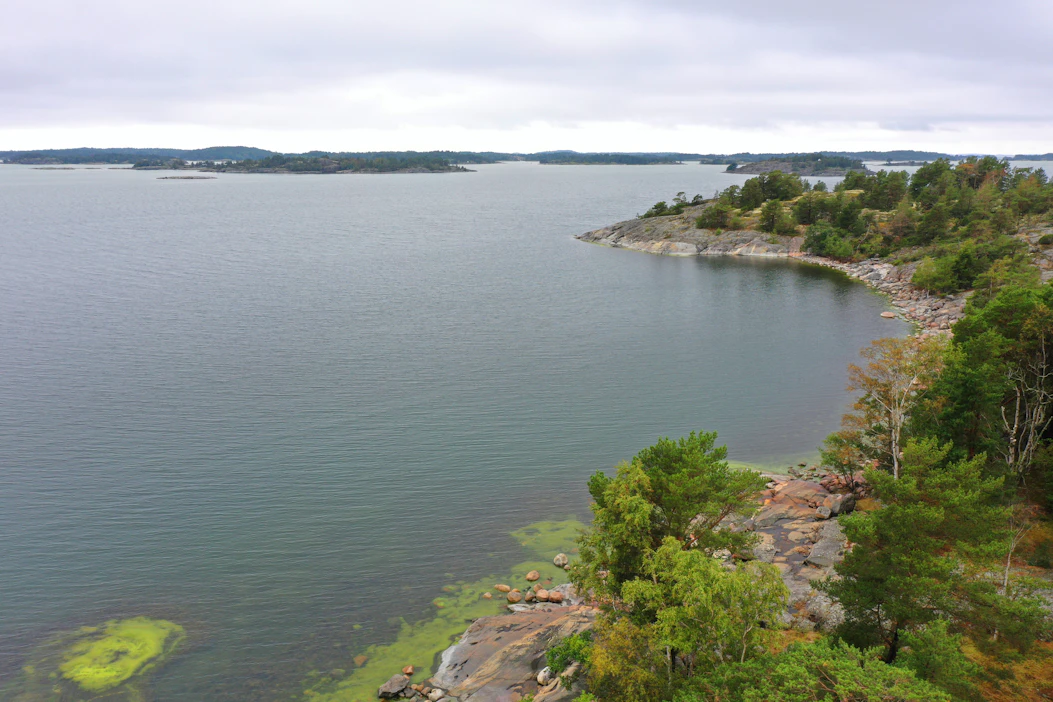 Paraisilla sijaitsevan Gullkronan saaren ympäriltä on suojeltu 4800 hehtaaria merta. Suomeen tarvitaan lisää mertensuojelualueita.
