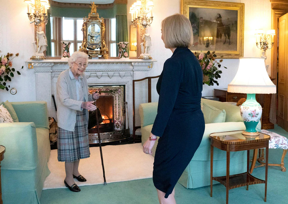 Kuningatar Elisabet ja Britannian konservatiivipuolueen johtaja, pääministeriksi nimitetty Liz Truss tapasivat Balmoralin linnassa Skotlannissa. Lehtikuva/AFP.