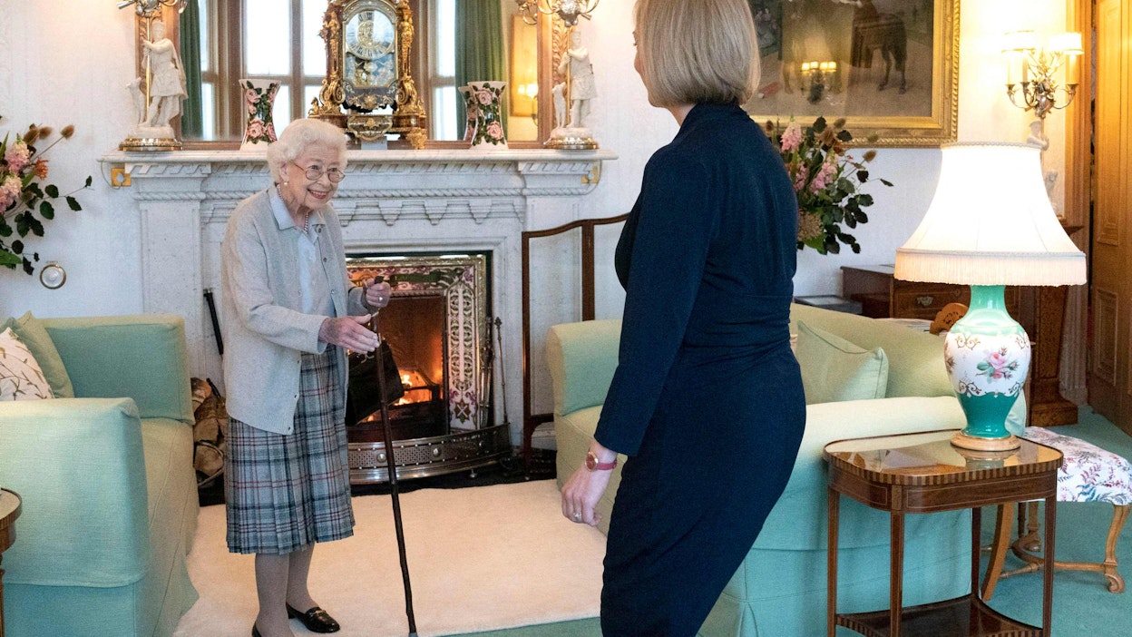 Kuningatar Elisabet ja Britannian konservatiivipuolueen johtaja, pääministeriksi nimitetty Liz Truss tapasivat Balmoralin linnassa Skotlannissa. Lehtikuva/AFP. 