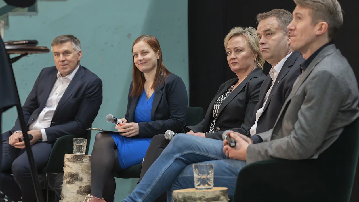 MT:n paneelin osallistuivat MTK:n puheenjohtaja Juha Marttila (vas.), maidontuottaja Kaisa Rantasalo, europarlamentaarikko Elsi Katainen (kesk.), kansanedustaja Janne Sankelo (kok.) ja näyttelijä ja osa-aikaviljelijä Jussi Vatanen.