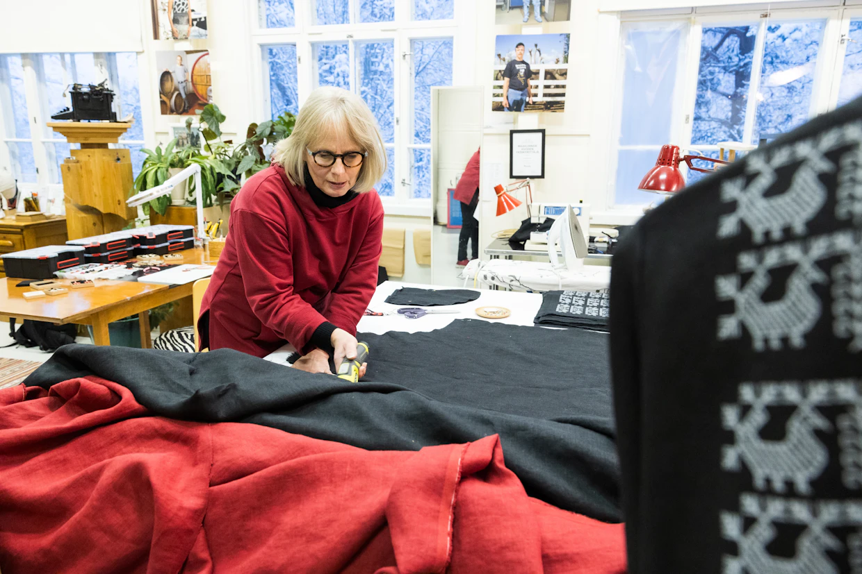 Koitadesignin vaatteet ommellaan Kiteen Tekstiilitehtaalla. Eija Irene Hiltunen leikkaa kankaasta pientuotteet itse. Hän ompeli joulun alla itse esiliinoja, kun tilauksia tuli verkkokaupasta.