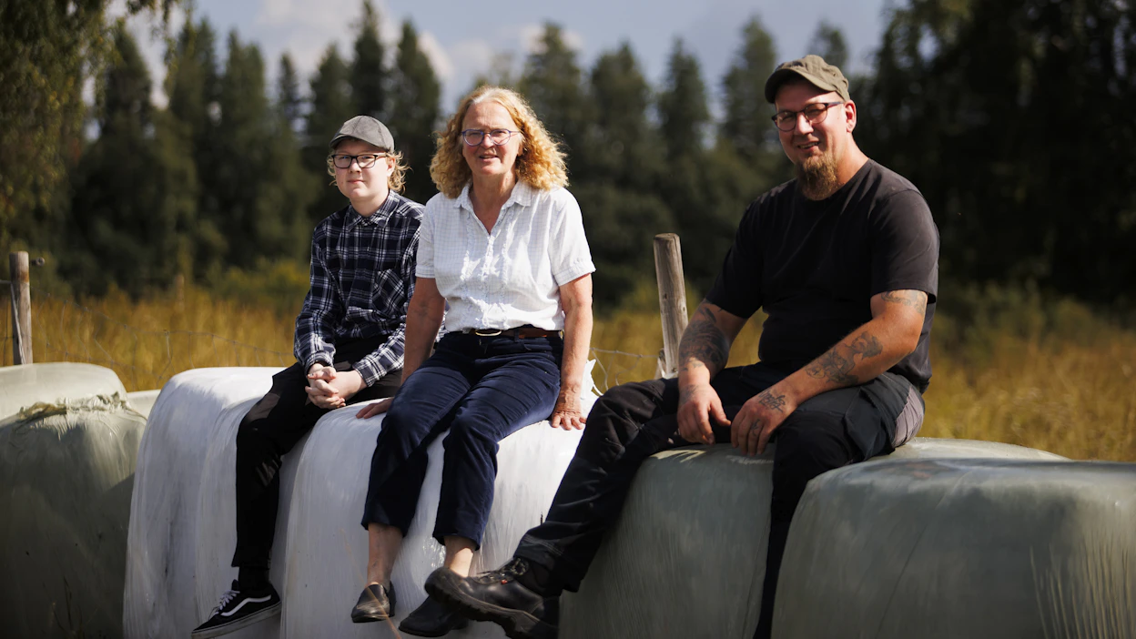 Ysiluokkalainen Roope Heikkinen oli elokuun alussa tettiläisenä maataloustöissä Frugårdin kartanossa Joroisissa. Kartanossa maataloudesta vastaava Anna-Maria Åström kehuu kokemusta myönteiseksi ja toivottaa jatkossakin työelämään tutustujat tervetulleiksi. TET-jaksoa ohjasi ja valvoi agrologiksi opiskeleva Jussi Kraemer.