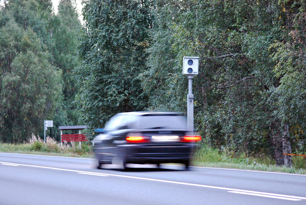 Uudet kameratolpat mittaavat nopeutta aiempaa kauempaa. Kuvituskuva.