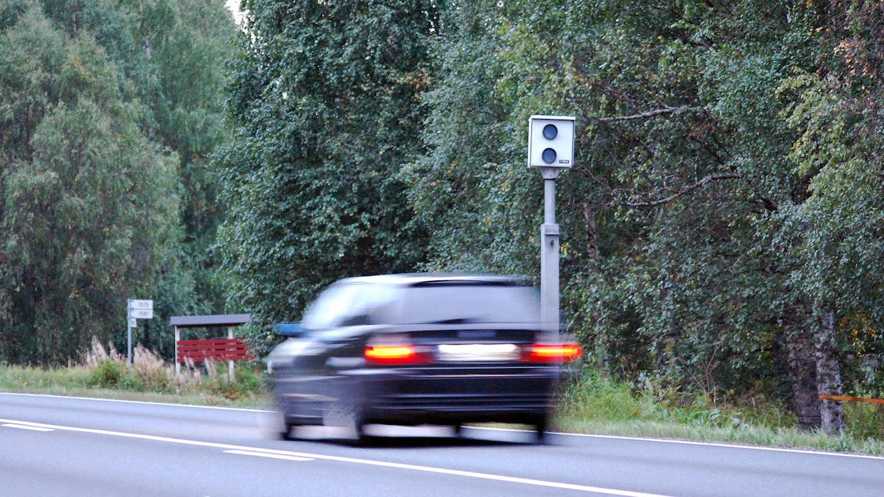 Kameratolppa saa autoilijat pudottamaan hetkellisesti nopeutta.
