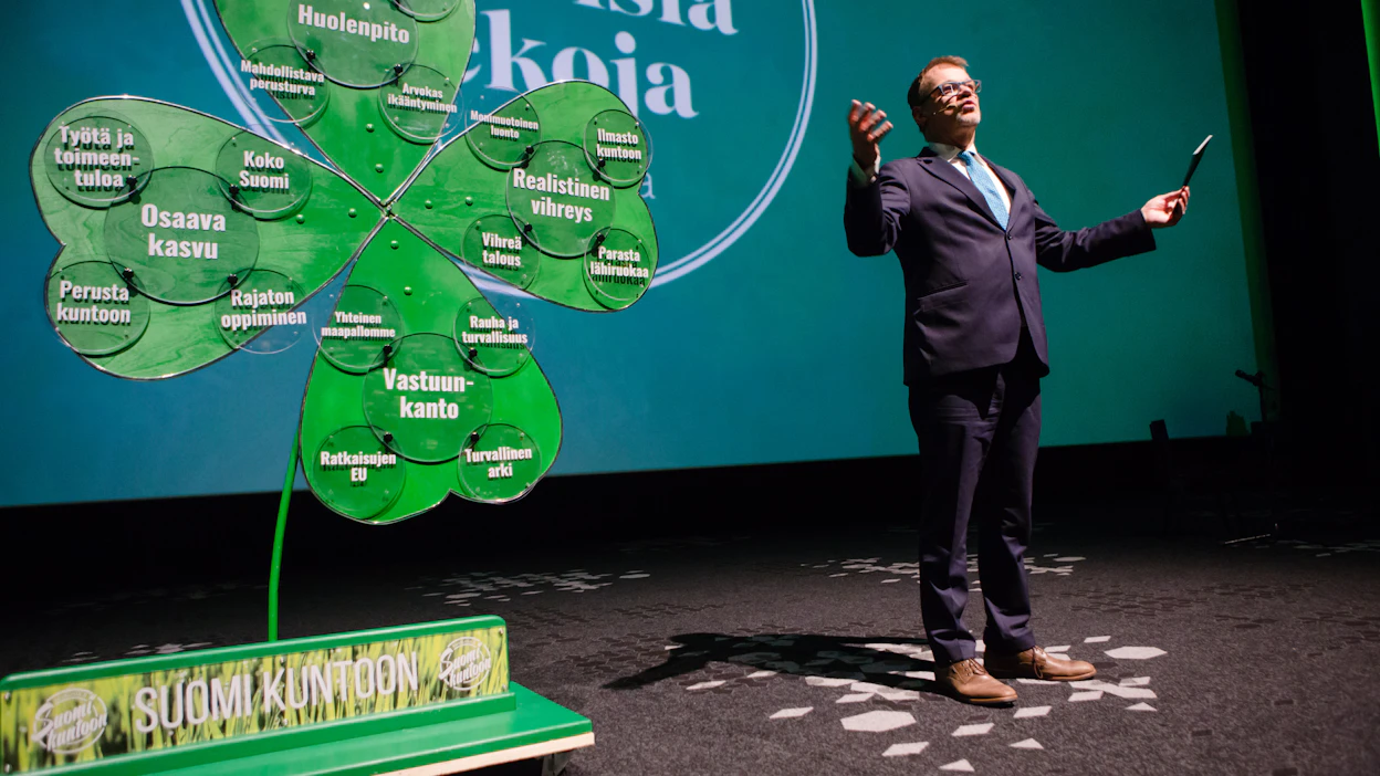 Juha Sipilä esitteli keskustan vaalitavoitteita itse rakentamansa neliapilan avulla vuonna 2019. Kaksissa viime vaaleissa puolueen onni on ollut hukassa.