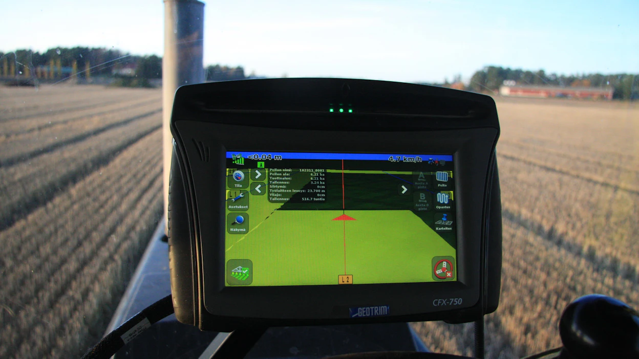 Trimble CFX-750 opastin on hankittu toistakymmentä vuotta sitten. Se toimii edelleen moitteetta ja täyttää perustehtävänsä ajo-opastimena ruiskutuksissa ja lannoitteen pintalevityksessä. Toisen terminaalin hankinta tulee kuitenkin ajankohtaiseksi, koska CFX-750 ei ole Isobus-yhteensopiva.