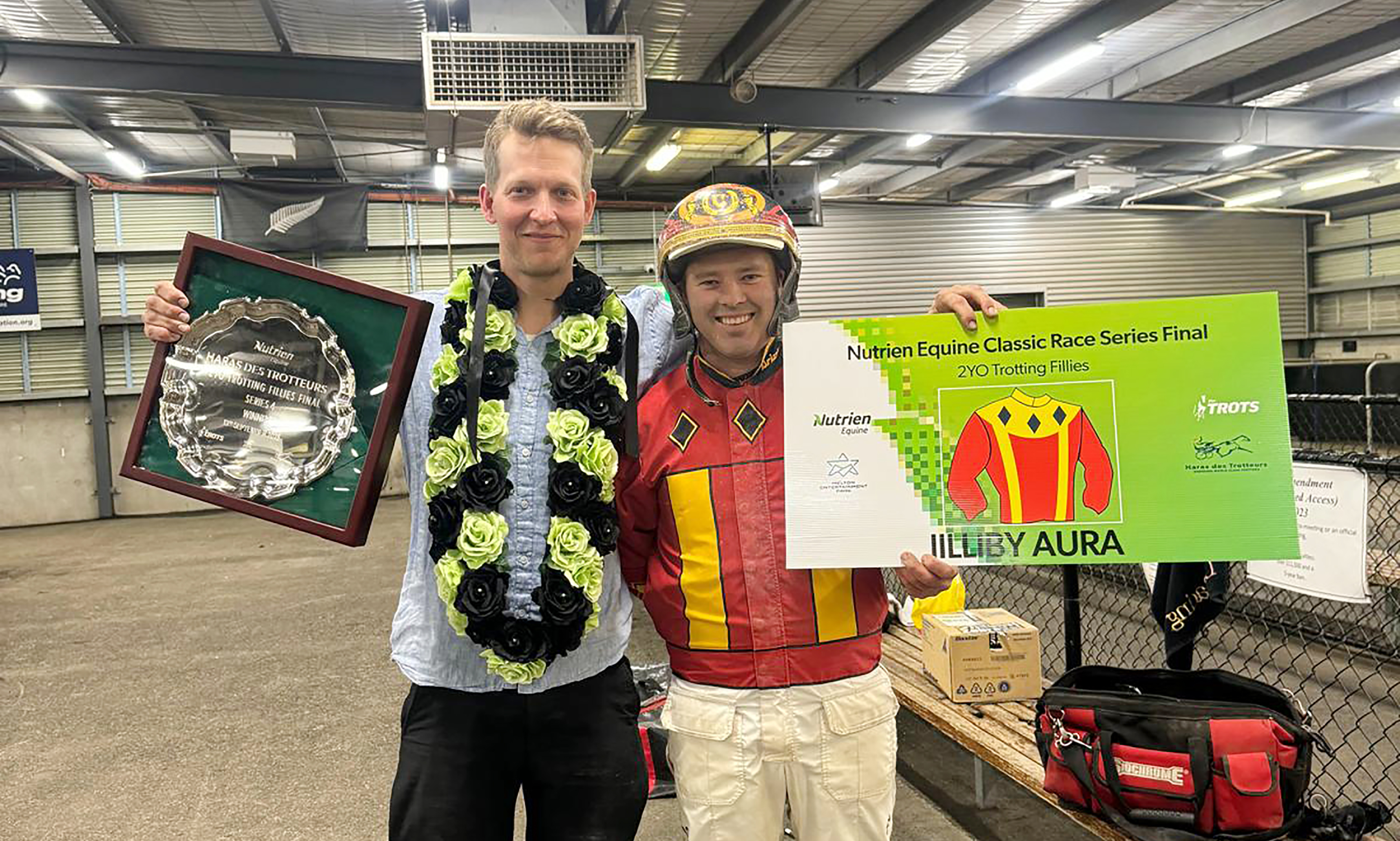 Antti Ruokonen ja Glen Craven juhlivat Jilliby Auran voittoa. 