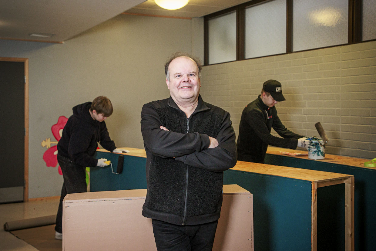 Puvustajat ja lavastajat aloittivat työnsä marraskuussa. Jukka Palosen takana 9.-luokkalaiset Aaro Rantanen ja Oiva Laine.