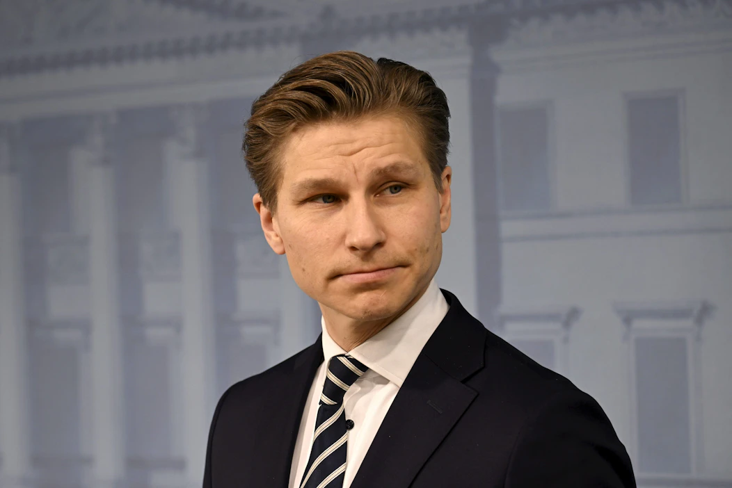 Puolustusministeri Antti Häkkäsen mukaan Suomen Ukrainaan toimittamien puolustustarvikepakettien yhteenlaskettu arvo on 1,6 miljardia euroa. LEHTIKUVA / MARKKU ULANDER.