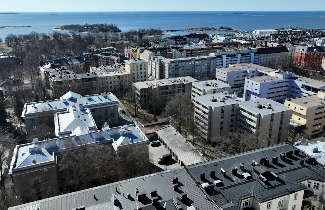 Helsingissä Venäjän suurlähetystön rakennusten katoilla näkyy STT:n ottamissa kuvissa ainakin 11 lautasantennia. LEHTIKUVA / ANTTI AIMO-KOIVISTO.