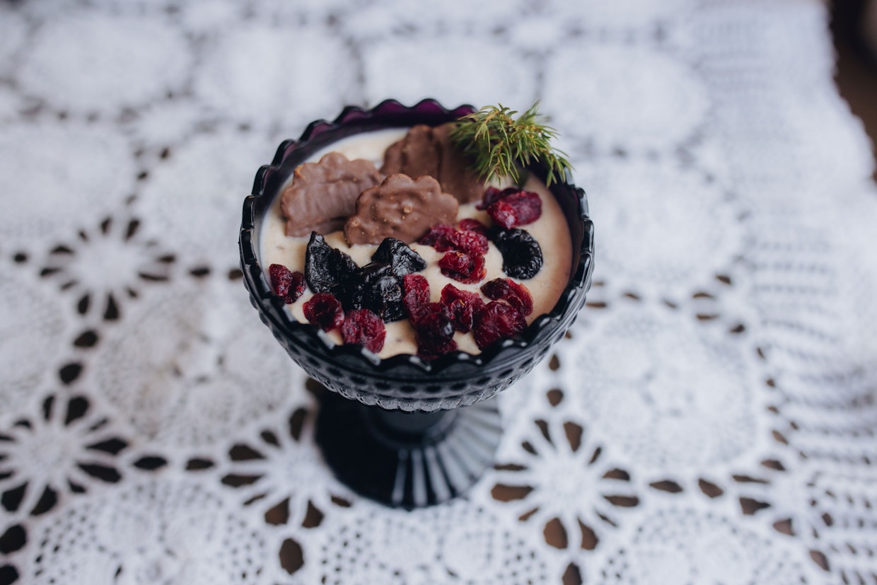 Rahkajälkiruuassa maistuvat jouluisasti luumut.