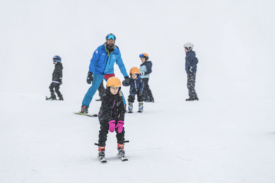 Laskettelunopettaja Petteri Immonen opetti Verneri Aikkista Vihti Ski Centerissä viikonloppuna. Edessä laskee Aurora Aikkinen.
