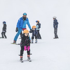 Laskettelunopettaja Petteri Immonen opetti Verneri Aikkista Vihti Ski Centerissä viikonloppuna. Edessä laskee Aurora Aikkinen. 