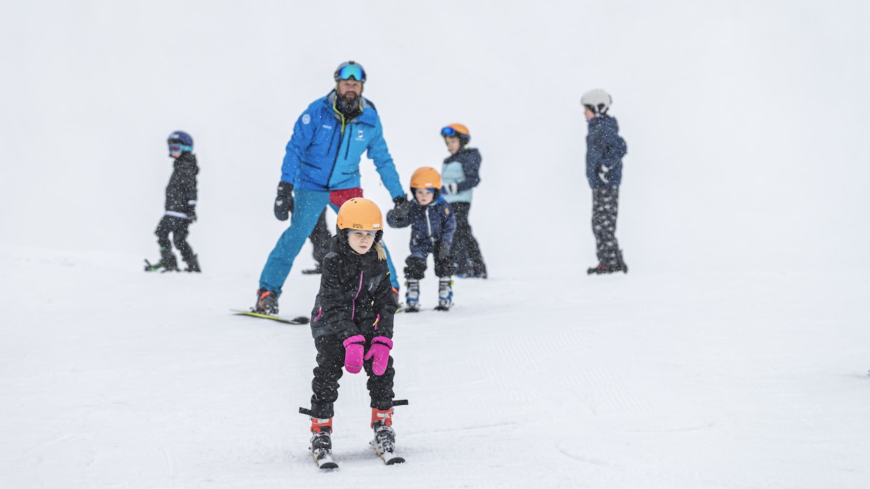 Laskettelunopettaja Petteri Immonen opetti Verneri Aikkista Vihti Ski Centerissä viikonloppuna. Edessä laskee Aurora Aikkinen. 