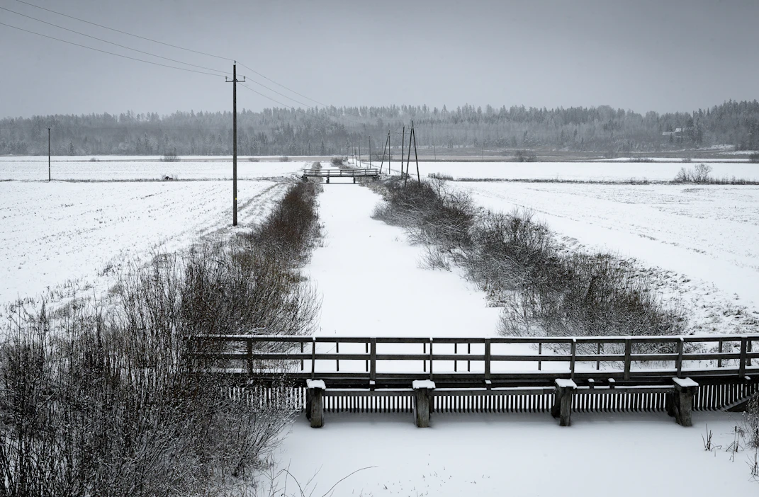 Nurmijärvi on saanut nimensä osittain 1920-luvulla ja kokonaan 1950-luvun loppuun mennessä kuivatusta järvestä. Entisen järven paikalla on nykyään peltoaukea.