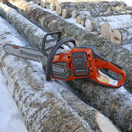 Husqvarnan tehokkain akkusaha 500i XP G on muotoilultaan solakka ja se on näppärä karsinnassa. Sen teho muuttuu akkutyypin mukaan.